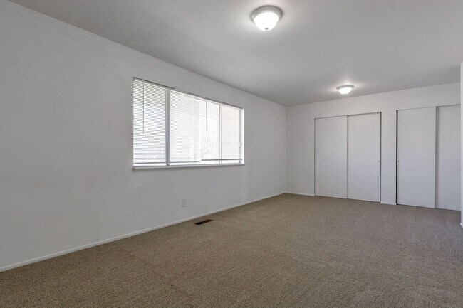 Building Photo - NEW CARPET - 3 Bed, 2 Bath Midvale Duplex with Garage