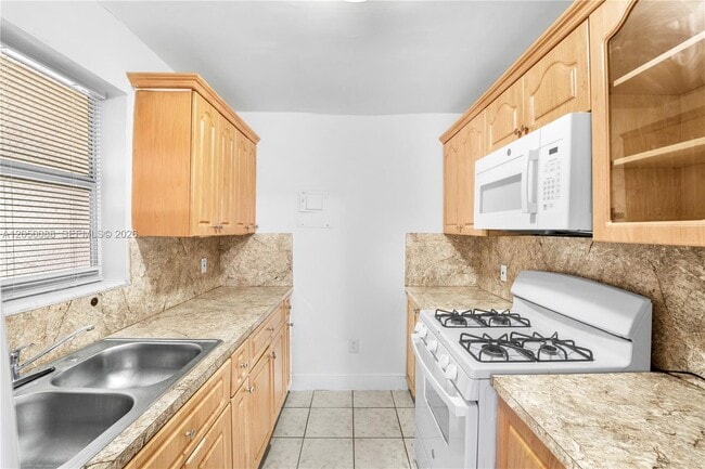 Building Photo - 1305 W 53rd St