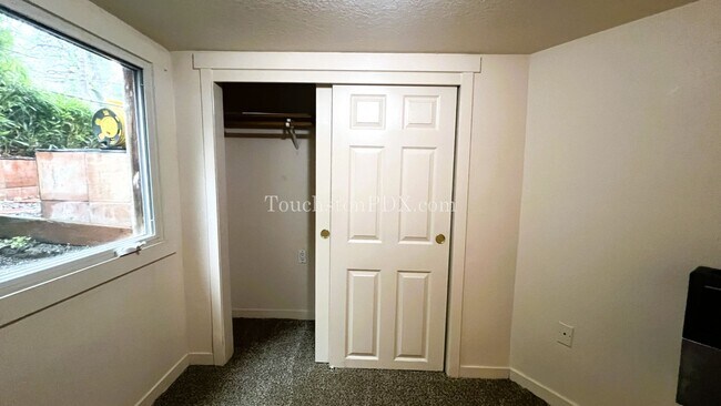 Building Photo - Large 2 Bed / 1 Bonus Room in the Brooklyn Neighborhood off SE Milwaukie Ave.
