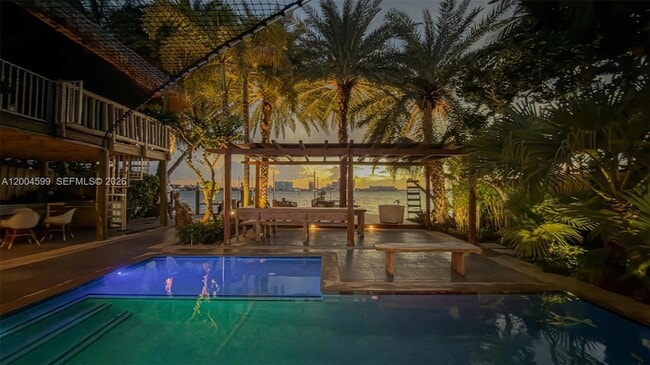 Building Photo - 2440 N Shore Terrace