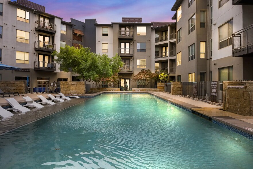 Building Photo - 810 W St Johns Ave