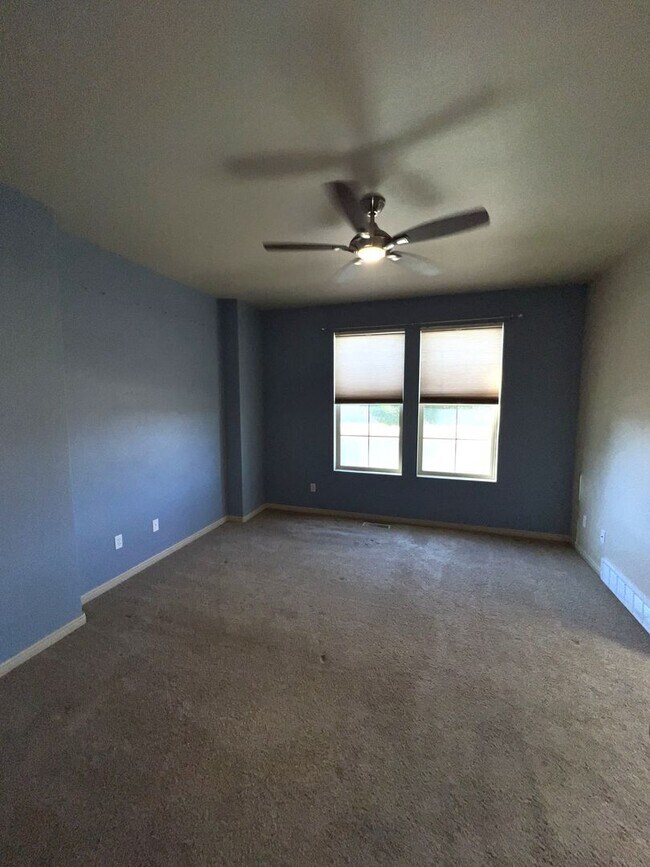 Building Photo - Spacious 6-Bedroom Home with 2 Kitchens in...