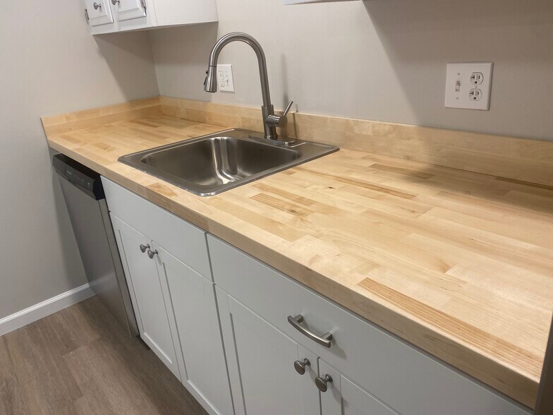 Building Photo - 74 Willowick Dr