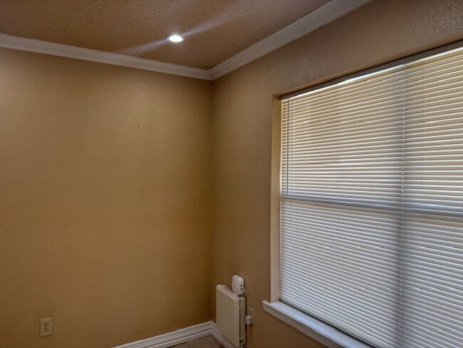 Building Photo - 3/1 Fenced yard Pet Friendly Gladewater ISD