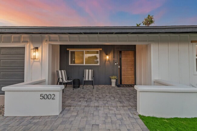 Building Photo - 5002 E Paradise Dr