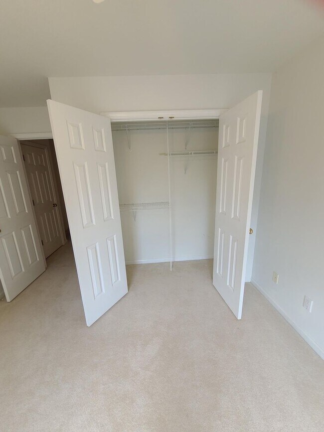 Building Photo - 5 Bedroom 2 and 1/2 bathrooms located in Cherry Hills Subdivision! Available Now!