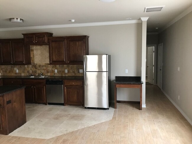 Building Photo - PRE LEASING! 1 bedroom 1 bath in the Medical District!