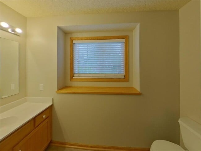 Building Photo - 452 Orchard Pkwy W
