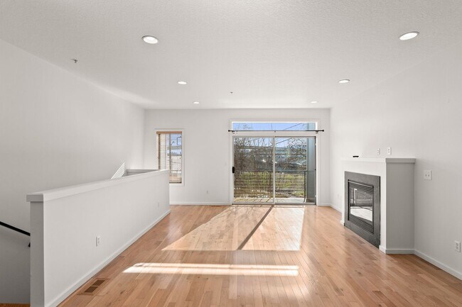 Building Photo - North Portland Recently Renovated Condo