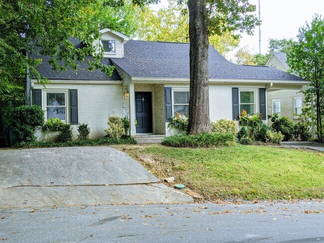 Building Photo - Charming 1 Bedroom Duplex in Buckhead!