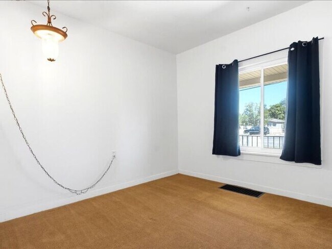 Building Photo - Poplar Grove 2 bedroom 1 bath, fenced