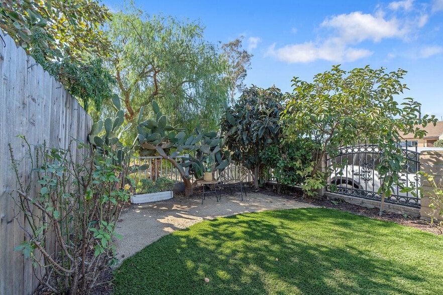 Building Photo - 2324 S Highland Ave