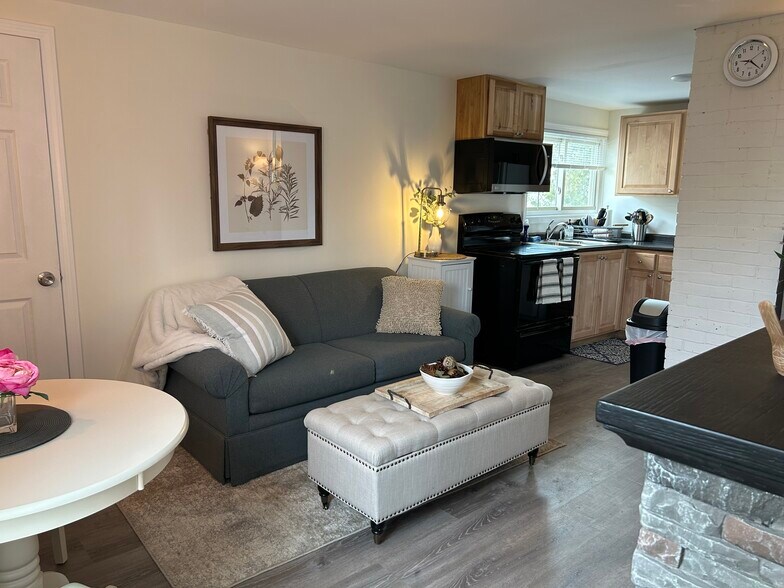 Building Photo - 64 Church St