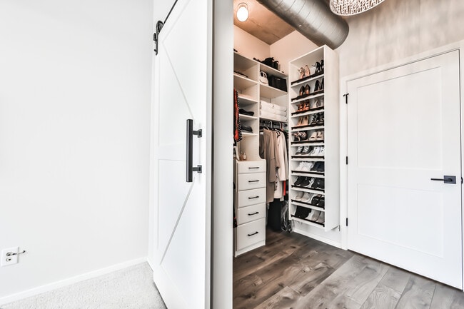 Building Photo - 6 S Laflin St