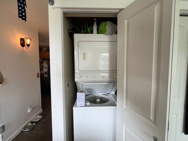 Building Photo - Spacious Studio Condo close to WWU