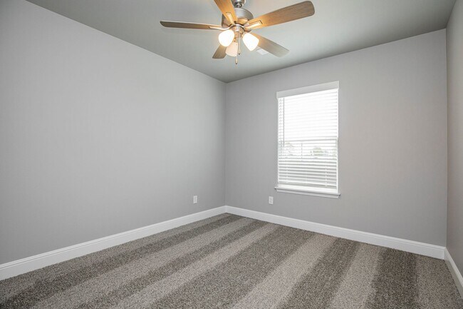 Building Photo - 2010 Periwinkle Pl