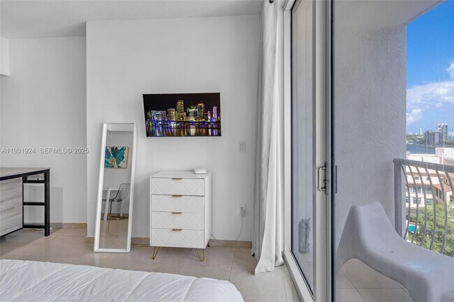 Building Photo - 1750 N Bayshore Dr