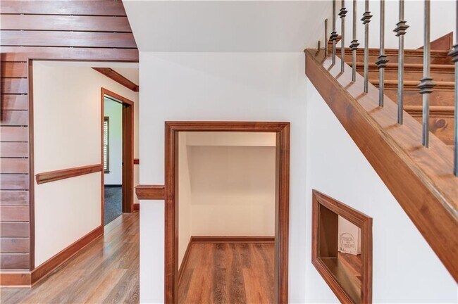 Building Photo - 2870 Roanoke Rd