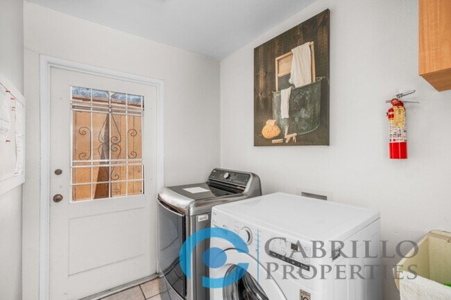 Building Photo - Beautiful 2bd/2ba 2nd Floor Condo with Bra...