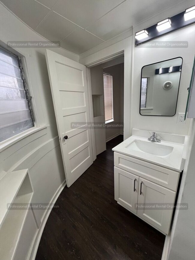 Building Photo - Experience the charm of Napa, CA living in this one-bedroom, one-bathroom apartment. Available now!!