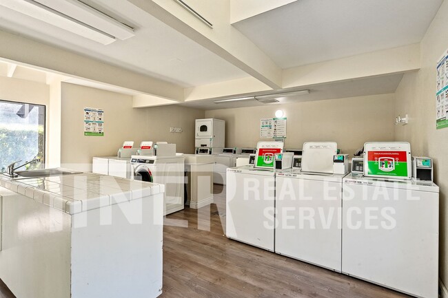 Building Photo - 730 Woodside Ln E