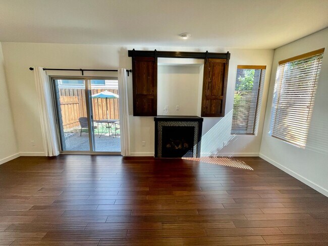 Building Photo - ** HALF MONTH'S FREE RENT **Modern 3bd/2.5...