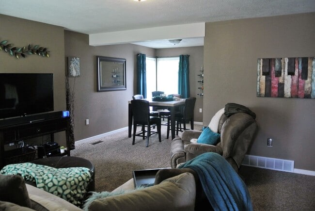 Building Photo - 2 Bedroom House!