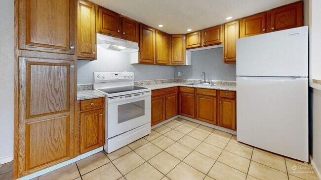 Building Photo - Elyria - updated 2 bedroom/1 bath townhouse.