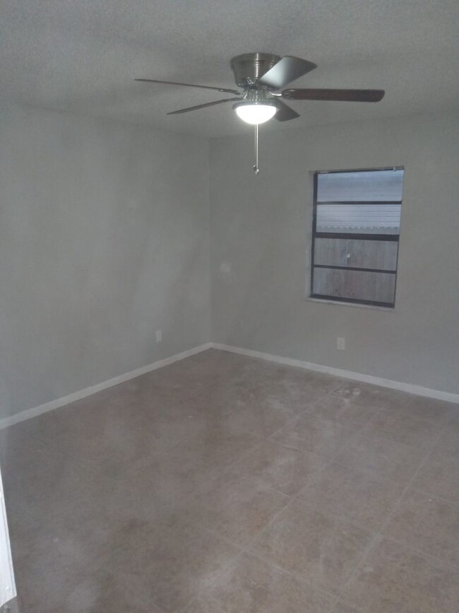 Building Photo - Move-In Ready 2BR/2BA Home with Modern Upd...