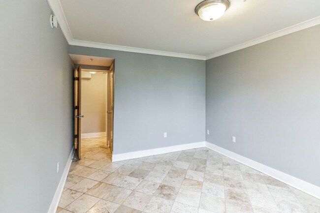 Building Photo - Cozy & bright 1 Bd/1Bth condo in Brookland House Condominium!