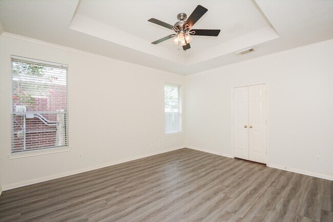 Building Photo - 918 Tennyson Dr