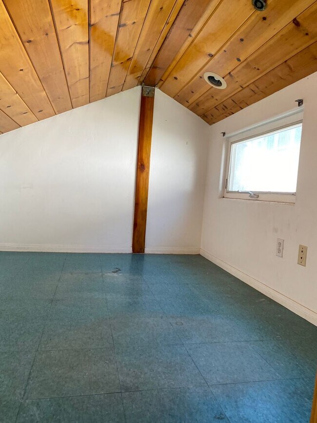 Building Photo - 6581 Del Playa Dr