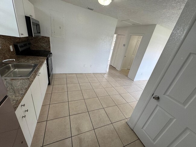 Building Photo - 300 NW 28th Way
