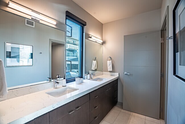 Building Photo - 727 E Front Ave