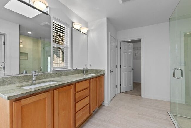 Building Photo - Immaculate Redmond Ridge Air-Conditioned B...