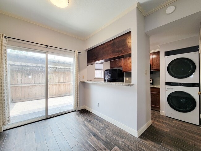 Building Photo - Medical Center Living at Its Best – Poolsi...