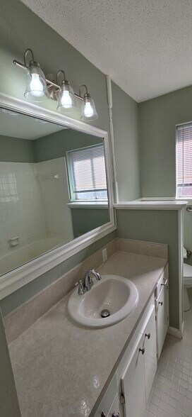 Building Photo - 2114 Ray Ave