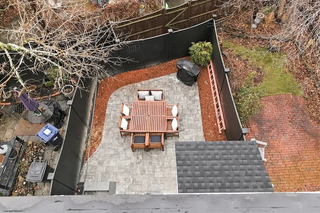 Building Photo - 28 Telegraph St