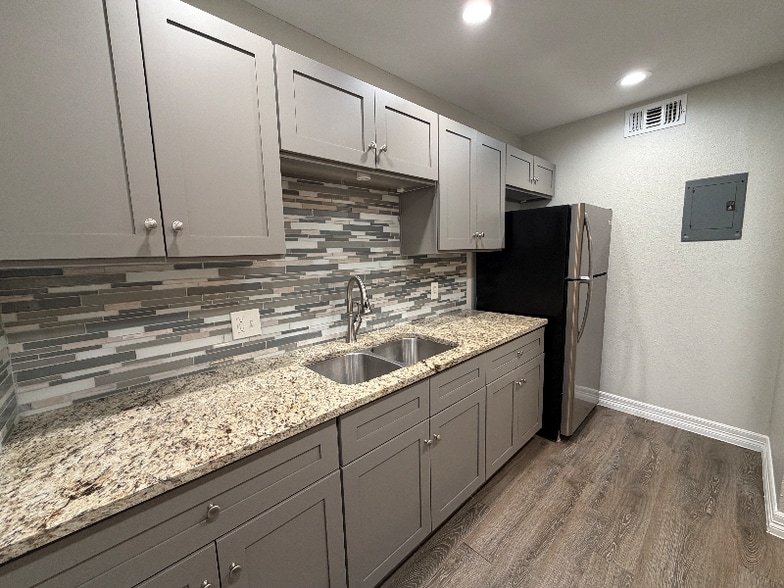 Building Photo - 1232 E Live Oak Rd