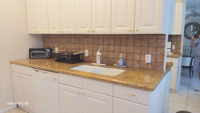Building Photo - 2067 Ainslie Dr
