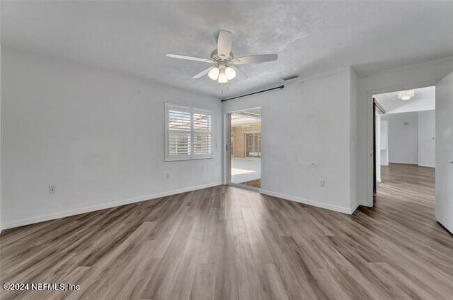 Building Photo - 405 Waterside Ln