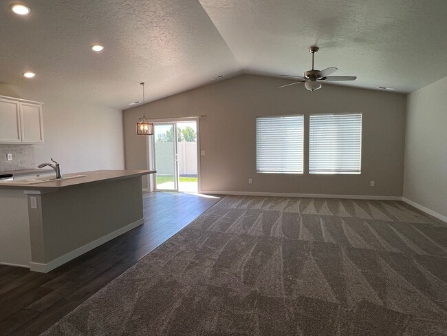 Building Photo - Newer 3 bed 2 bath with a home office just...