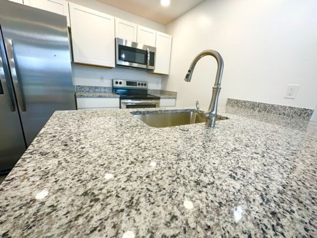 Building Photo - 1553 Clear Creek Dr