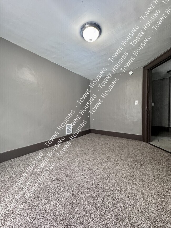 Building Photo - 10 Parkview Ave