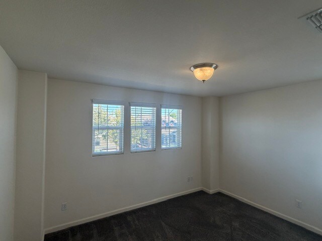Building Photo - Gorgeous 3 Bedroom 2.5 Bathroom Plus Loft