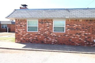 Building Photo - 112 NE 12th St