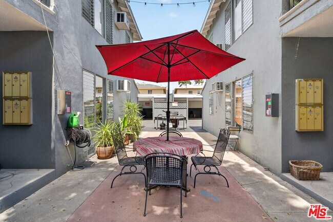 Building Photo - 13553 Moorpark St