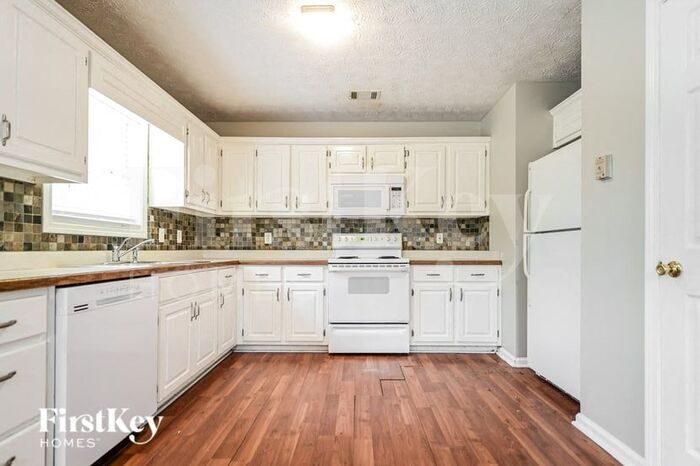 Building Photo - 80 Pebble Ln