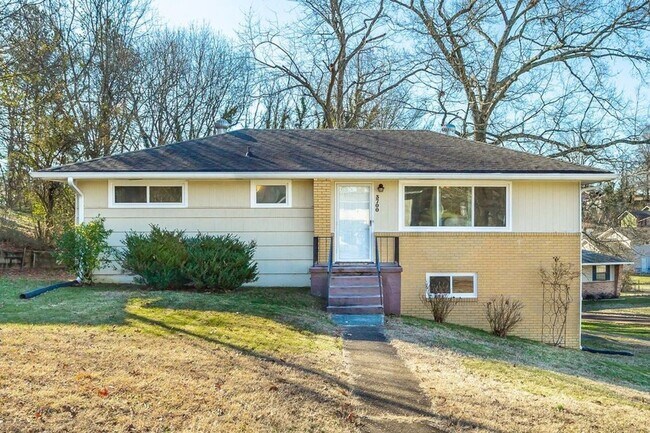 Building Photo - Amazing 3 Bed/1.5 Bath Home in the Rolling...
