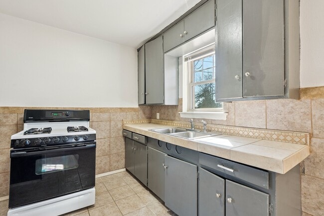 Building Photo - 1412 NE 38th St